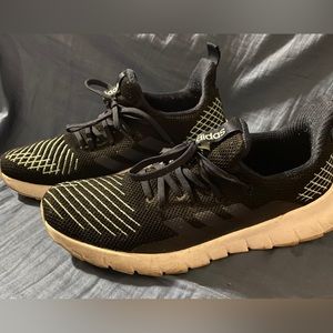 Adidas mens10.5 good condition. Lots of grip left under shoe. Comfy running shoe